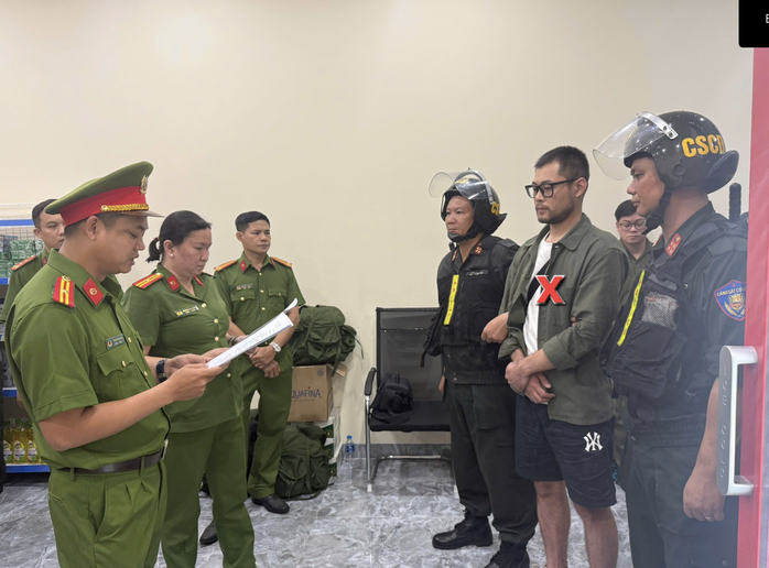 Công an TP HCM đồng loạt khám xét 6 địa điểm, bắt giữ 31 người- Ảnh 6. Công an TP HCM đồng loạt khám xét 6 địa điểm, bắt giữ 31 người- Ảnh 6.