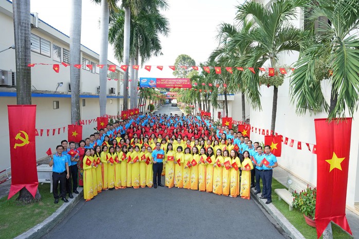 Giám đốc cùng công nhân hát vang "Như có Bác Hồ trong ngày vui đại thắng"- Ảnh 4. Giám đốc cùng công nhân hát vang "Như có Bác Hồ trong ngày vui đại thắng"- Ảnh 4.