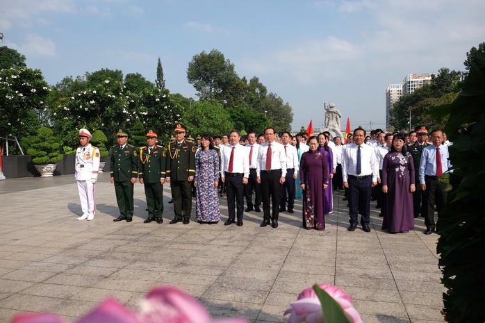 Dâng hương, dâng hoa tưởng niệm các anh hùng liệt sĩ dịp 50 năm thống nhất đất nước - Ảnh 2.