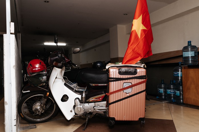 VIDEO: Cụ Thanh "phượt" xe máy hơn 1.300 km vào TP HCM để ngắm hòa bình đất nước- Ảnh 3. VIDEO: Cụ Thanh "phượt" xe máy hơn 1.300 km vào TP HCM để ngắm hòa bình đất nước- Ảnh 3.