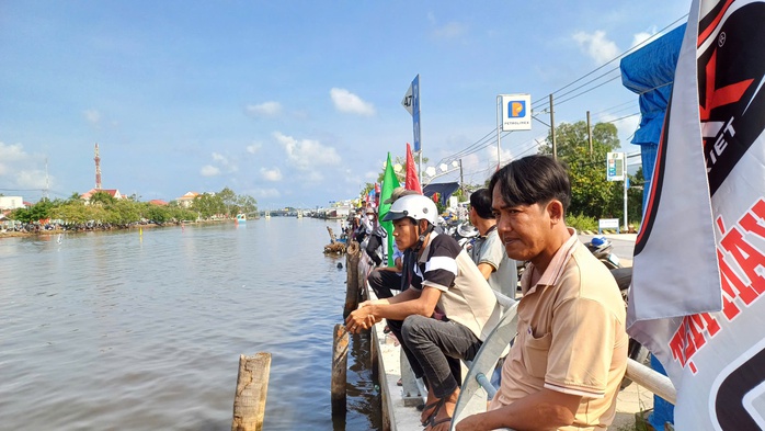 VIDEO: Người dân Cà Mau "đội nắng" xem đua vỏ lãi - Ảnh 3.