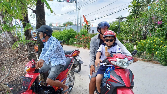 VIDEO: Người dân Cà Mau "đội nắng" xem đua vỏ lãi - Ảnh 4.