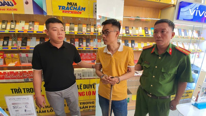 Quản lý cửa hàng Điện Máy Xanh đột nhập trộm 18 điện thoại- Ảnh 1. Quản lý cửa hàng Điện Máy Xanh đột nhập trộm 18 điện thoại- Ảnh 1.
