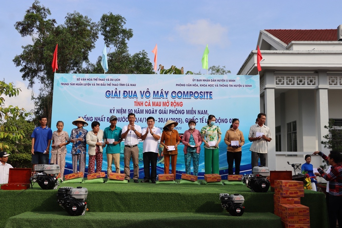 VIDEO: Người dân Cà Mau "đội nắng" xem đua vỏ lãi - Ảnh 12.