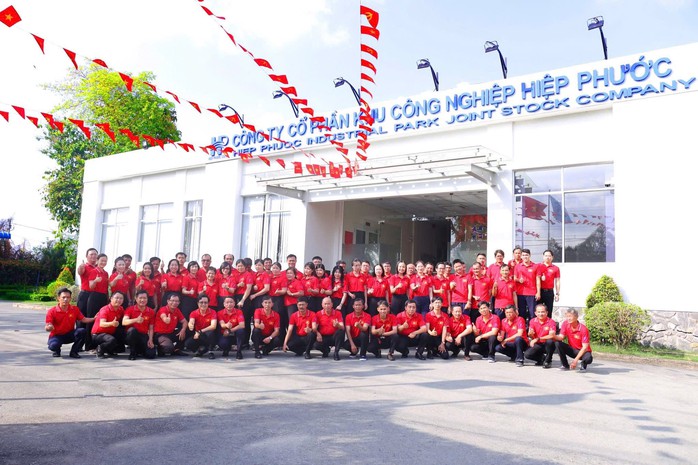 Giám đốc cùng công nhân hát vang "Như có Bác Hồ trong ngày vui đại thắng"- Ảnh 5. Giám đốc cùng công nhân hát vang "Như có Bác Hồ trong ngày vui đại thắng"- Ảnh 5.