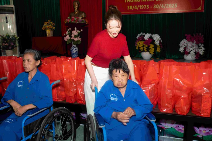 Hành động của Lý Nhã Kỳ tiết lộ một điều - Ảnh 1.