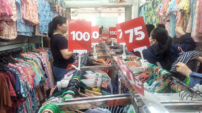 Người dân tấp nập đi mua sắm trước nghỉ lễ 30-4, 1-5 - Ảnh 1.