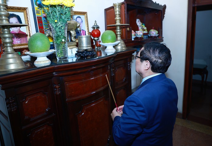 Thủ tướng Phạm Minh Chính dâng hương cố Thủ tướng Phan Văn Khải - Ảnh 1.