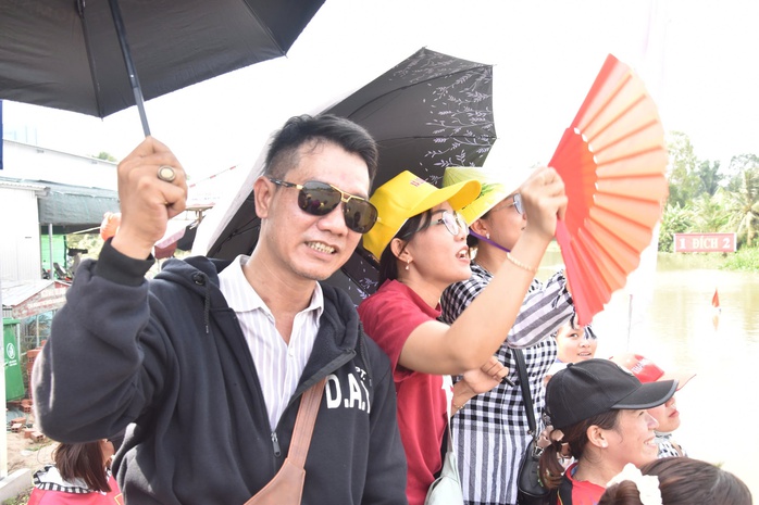 VIDEO: Người dân Cà Mau "đội nắng" xem đua vỏ lãi - Ảnh 16.