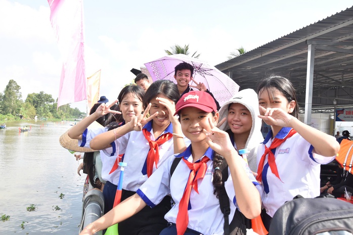 VIDEO: Người dân Cà Mau "đội nắng" xem đua vỏ lãi - Ảnh 17.
