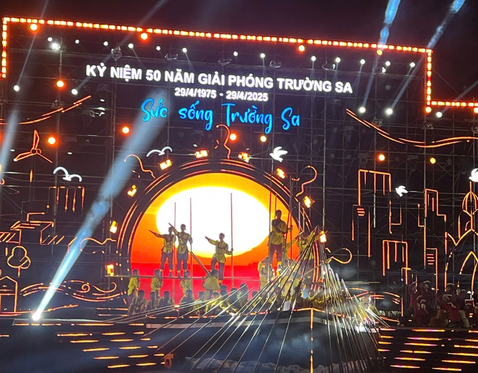 Chính luận nghệ thuật kỷ niệm 50 năm giải phóng Trường Sa- Ảnh 2. Chính luận nghệ thuật kỷ niệm 50 năm giải phóng Trường Sa- Ảnh 2.