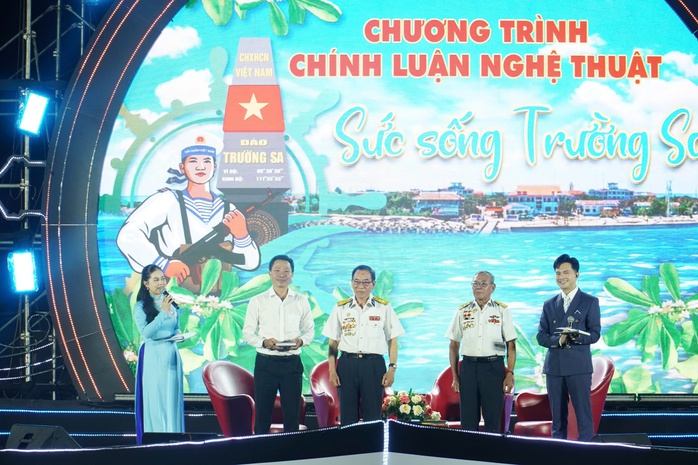 Chính luận nghệ thuật kỷ niệm 50 năm giải phóng Trường Sa- Ảnh 4. Chính luận nghệ thuật kỷ niệm 50 năm giải phóng Trường Sa- Ảnh 4.