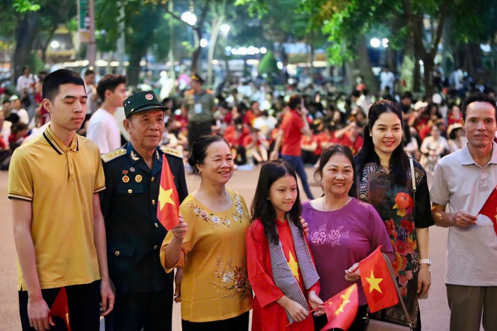 Người dân đã chuẩn bị sẵn sàng đón đoàn diễu binh, diễu hành- Ảnh 10. Người dân đã chuẩn bị sẵn sàng đón đoàn diễu binh, diễu hành- Ảnh 10.