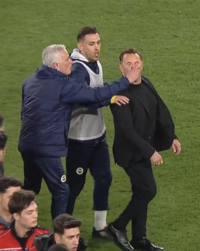 Mourinho bóp mũi đối thủ, chờ án phạt dài từ LĐBĐ Thổ Nhĩ Kỳ- Ảnh 2.