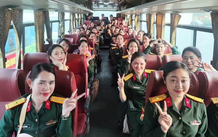Ngắm "bóng hồng" lên tàu vào Nam tham gia lễ diễu binh dịp 30-4- Ảnh 2. Ngắm "bóng hồng" lên tàu vào Nam tham gia lễ diễu binh dịp 30-4- Ảnh 2.