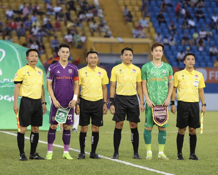 VFF lần đầu phạt nặng trọng tài FIFA mắc sai phạm- Ảnh 4. VFF lần đầu phạt nặng trọng tài FIFA mắc sai phạm- Ảnh 4.