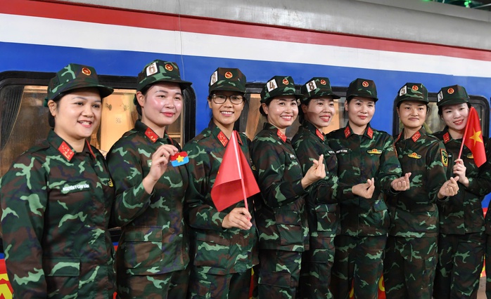Ngắm "bóng hồng" lên tàu vào Nam tham gia lễ diễu binh dịp 30-4- Ảnh 5. Ngắm "bóng hồng" lên tàu vào Nam tham gia lễ diễu binh dịp 30-4- Ảnh 5.