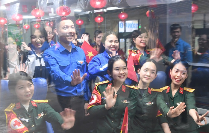 Ngắm "bóng hồng" lên tàu vào Nam tham gia lễ diễu binh dịp 30-4- Ảnh 6. Ngắm "bóng hồng" lên tàu vào Nam tham gia lễ diễu binh dịp 30-4- Ảnh 6.
