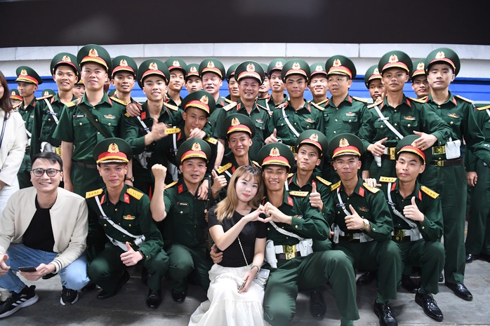 Ngắm "bóng hồng" lên tàu vào Nam tham gia lễ diễu binh dịp 30-4- Ảnh 4. Ngắm "bóng hồng" lên tàu vào Nam tham gia lễ diễu binh dịp 30-4- Ảnh 4.