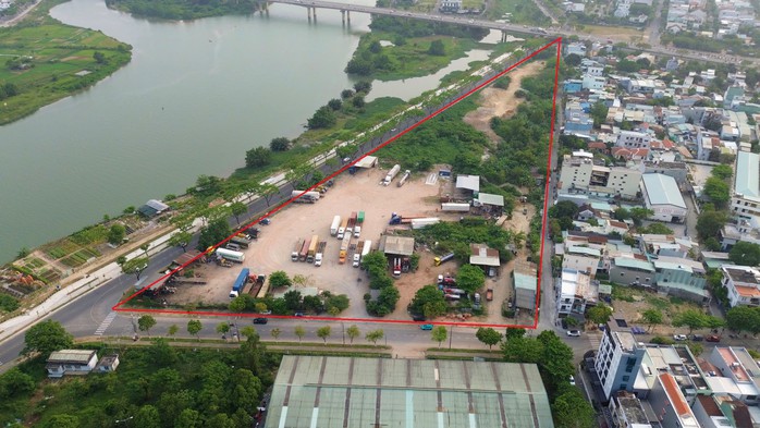 Diễn biến nóng vụ dự án biệt thự ven sông Đà Nẵng thành bãi xe container, tập kết phế liệu- Ảnh 1. Diễn biến nóng vụ dự án biệt thự ven sông Đà Nẵng thành bãi xe container, tập kết phế liệu- Ảnh 1.