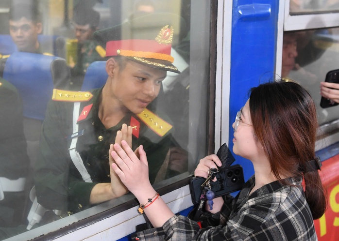 Ngắm "bóng hồng" lên tàu vào Nam tham gia lễ diễu binh dịp 30-4- Ảnh 10. Ngắm "bóng hồng" lên tàu vào Nam tham gia lễ diễu binh dịp 30-4- Ảnh 10.