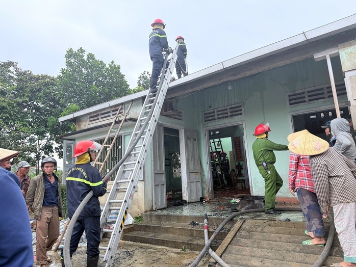 Công an cùng người dân hợp lực chữa cháy nhà ở Quảng Nam- Ảnh 3. Công an cùng người dân hợp lực chữa cháy nhà ở Quảng Nam- Ảnh 3.