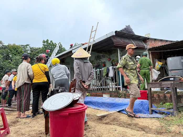 Công an cùng người dân hợp lực chữa cháy nhà ở Quảng Nam- Ảnh 2. Công an cùng người dân hợp lực chữa cháy nhà ở Quảng Nam- Ảnh 2.