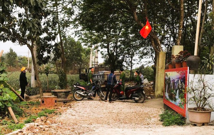 Xe chở vật liệu lùi cán tử vong một cháu nhỏ- Ảnh 1. Xe chở vật liệu lùi cán tử vong một cháu nhỏ- Ảnh 1.