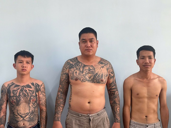 Danh tính 3 đối tượng bị bắt khẩn cấp vụ chặn xe, làm bị thương bé trai 2 tuổi ở Đồng Nai- Ảnh 1. Danh tính 3 đối tượng bị bắt khẩn cấp vụ chặn xe, làm bị thương bé trai 2 tuổi ở Đồng Nai- Ảnh 1.