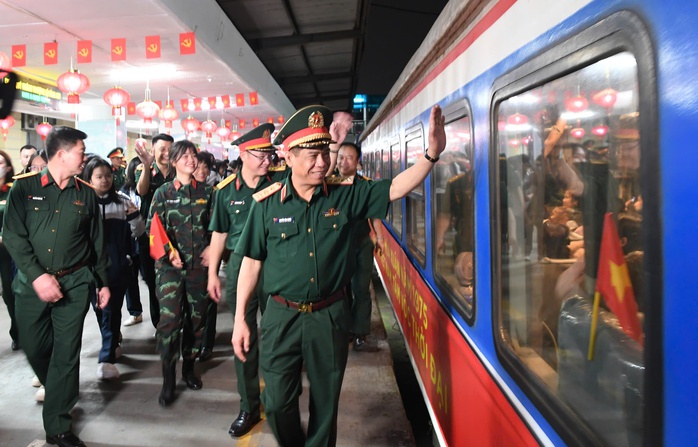 Ngắm "bóng hồng" lên tàu vào Nam tham gia lễ diễu binh dịp 30-4- Ảnh 1. Ngắm "bóng hồng" lên tàu vào Nam tham gia lễ diễu binh dịp 30-4- Ảnh 1.