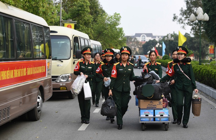 Ngắm "bóng hồng" lên tàu vào Nam tham gia lễ diễu binh dịp 30-4- Ảnh 3. Ngắm "bóng hồng" lên tàu vào Nam tham gia lễ diễu binh dịp 30-4- Ảnh 3.