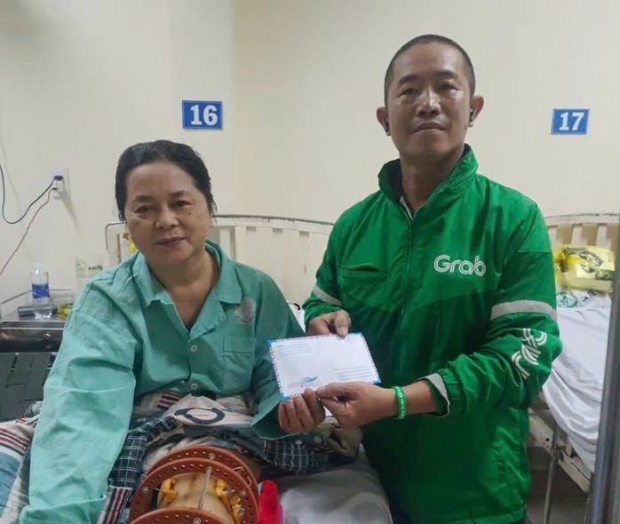 Ràng buộc bằng quan hệ lao động Ông Lê Văn Đại, Phó Chủ tịch LĐLĐ TP Đà Nẵng, cho biết để hỗ trợ lao động tự do - trong đó có tài xế xe ôm, xe công nghệ - LĐLĐ thành phố đã thành lập các nghiệp đoàn nhằm liên kết, tập hợp, chăm lo, bảo vệ người lao động. Về lâu dài, cần có quy định pháp luật để quản lý hiệu quả mô hình hoạt động của shipper, tài xế xe công nghệ; tránh tình trạng người lao động có nhiều nguy cơ nhưng không bị ràng buộc bởi quan hệ lao động. Ràng buộc bằng quan hệ lao động Ông Lê Văn Đại, Phó Chủ tịch LĐLĐ TP Đà Nẵng, cho biết để hỗ trợ lao động tự do - trong đó có tài xế xe ôm, xe công nghệ - LĐLĐ thành phố đã thành lập các nghiệp đoàn nhằm liên kết, tập hợp, chăm lo, bảo vệ người lao động. Về lâu dài, cần có quy định pháp luật để quản lý hiệu quả mô hình hoạt động của shipper, tài xế xe công nghệ; tránh tình trạng người lao động có nhiều nguy cơ nhưng không bị ràng buộc bởi quan hệ lao động.