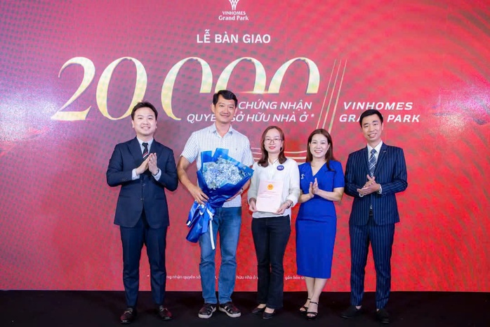 Vinhomes Grand Park đặt mục tiêu đến cuối năm 2025 sẽ trao 20.000 sổ hồng tới tay cư dân Vinhomes Grand Park đặt mục tiêu đến cuối năm 2025 sẽ trao 20.000 sổ hồng tới tay cư dân