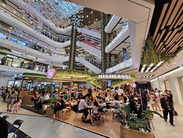 Bên trong TTTM Vincom Mega Mall Grand Park (TP Thủ Đức, TP HCM)