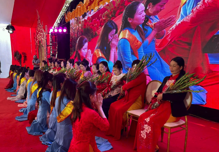 Xúc động lễ hội tôn vinh chữ Hiếu "Bách thiện hiếu vi tiên"- Ảnh 1. Xúc động lễ hội tôn vinh chữ Hiếu "Bách thiện hiếu vi tiên"- Ảnh 1.