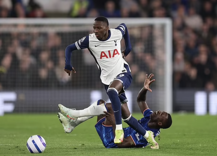 Thắng Tottenham ở derby mưa thẻ, Chelsea trở lại Top 4 Ngoại hạng- Ảnh 2. Thắng Tottenham ở derby mưa thẻ, Chelsea trở lại Top 4 Ngoại hạng- Ảnh 2.