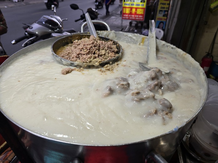 Hàng cháo sườn hơn 40 năm đông khách tại khu Ông Tạ ở TP HCM- Ảnh 10. Hàng cháo sườn hơn 40 năm đông khách tại khu Ông Tạ ở TP HCM- Ảnh 10.