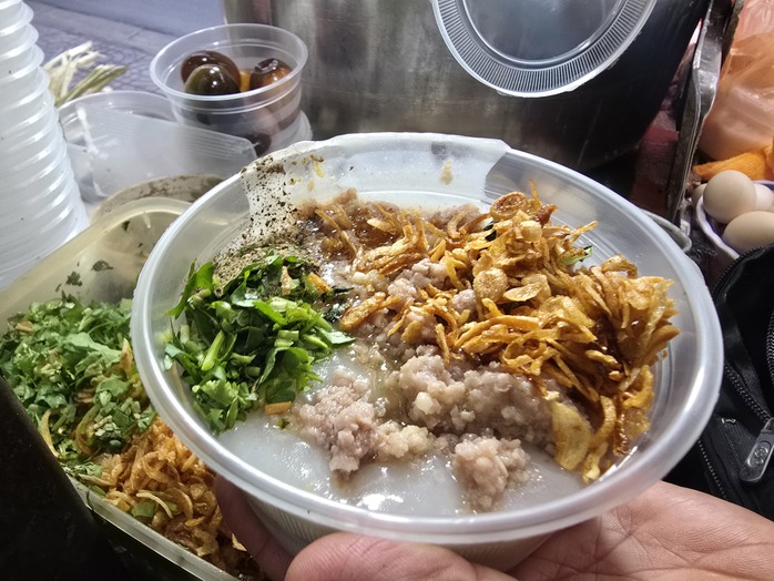 Hàng cháo sườn hơn 40 năm đông khách tại khu Ông Tạ ở TP HCM- Ảnh 5. Hàng cháo sườn hơn 40 năm đông khách tại khu Ông Tạ ở TP HCM- Ảnh 5.