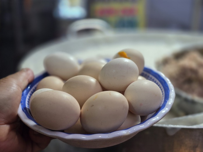 Hàng cháo sườn hơn 40 năm đông khách tại khu Ông Tạ ở TP HCM- Ảnh 6. Hàng cháo sườn hơn 40 năm đông khách tại khu Ông Tạ ở TP HCM- Ảnh 6.