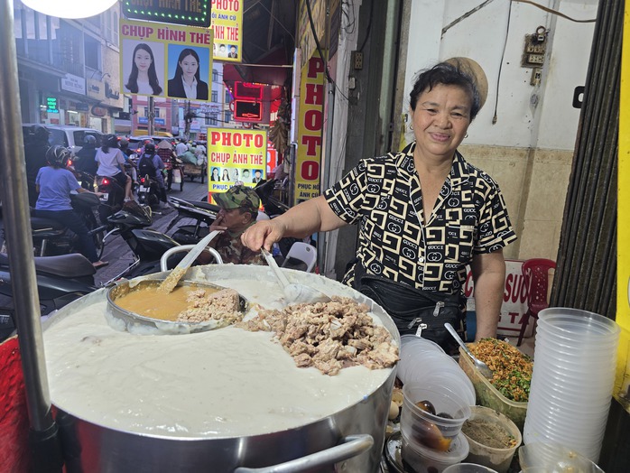 Hàng cháo sườn hơn 40 năm đông khách tại khu Ông Tạ ở TP HCM- Ảnh 1. Hàng cháo sườn hơn 40 năm đông khách tại khu Ông Tạ ở TP HCM- Ảnh 1.
