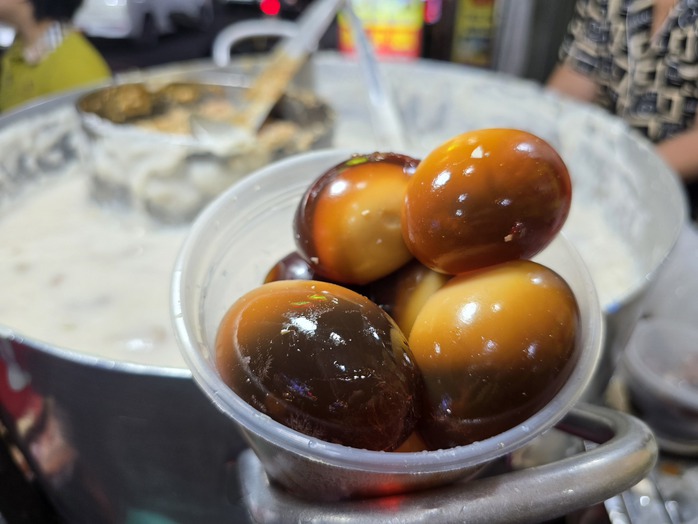 Hàng cháo sườn hơn 40 năm đông khách tại khu Ông Tạ ở TP HCM- Ảnh 8. Hàng cháo sườn hơn 40 năm đông khách tại khu Ông Tạ ở TP HCM- Ảnh 8.