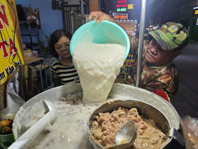 Hàng cháo sườn hơn 40 năm đông khách tại khu Ông Tạ ở TP HCM- Ảnh 11. Hàng cháo sườn hơn 40 năm đông khách tại khu Ông Tạ ở TP HCM- Ảnh 11.