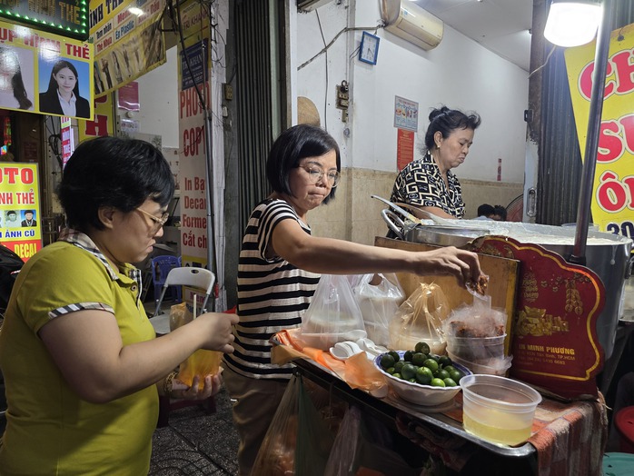 Hàng cháo sườn hơn 40 năm đông khách tại khu Ông Tạ ở TP HCM- Ảnh 12. Hàng cháo sườn hơn 40 năm đông khách tại khu Ông Tạ ở TP HCM- Ảnh 12.