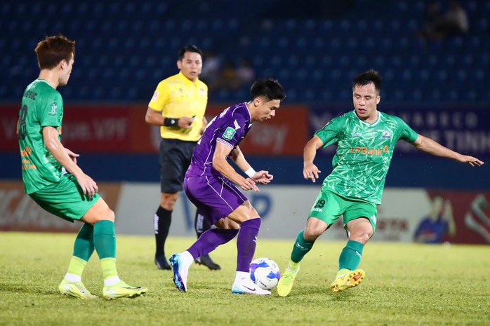 VFF lần đầu phạt nặng trọng tài FIFA mắc sai phạm- Ảnh 3. VFF lần đầu phạt nặng trọng tài FIFA mắc sai phạm- Ảnh 3.