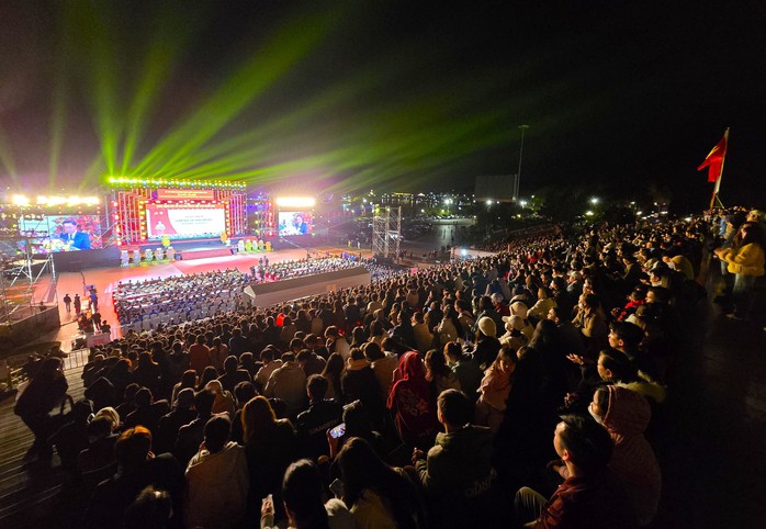 Hàng chục ngàn người đến Quảng trường Lâm Viên dự lễ kỷ niệm 50 năm Ngày giải phóng tỉnh Lâm Đồng- Ảnh 2. Hàng chục ngàn người đến Quảng trường Lâm Viên dự lễ kỷ niệm 50 năm Ngày giải phóng tỉnh Lâm Đồng- Ảnh 2.
