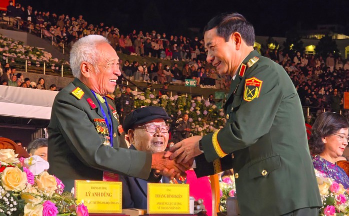 Hàng chục ngàn người đến Quảng trường Lâm Viên dự lễ kỷ niệm 50 năm Ngày giải phóng tỉnh Lâm Đồng- Ảnh 5. Hàng chục ngàn người đến Quảng trường Lâm Viên dự lễ kỷ niệm 50 năm Ngày giải phóng tỉnh Lâm Đồng- Ảnh 5.