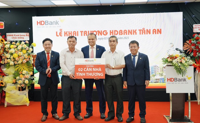 HDBank đã trao tặng kinh phí xây dựng 02 căn nhà tình thương cho các hộ nghèo trên địa bàn HDBank đã trao tặng kinh phí xây dựng 02 căn nhà tình thương cho các hộ nghèo trên địa bàn