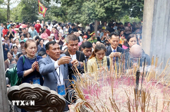Đoàn kiều bào dâng hương Giỗ tổ Hùng Vương- Ảnh 1. Đoàn kiều bào dâng hương Giỗ tổ Hùng Vương- Ảnh 1.