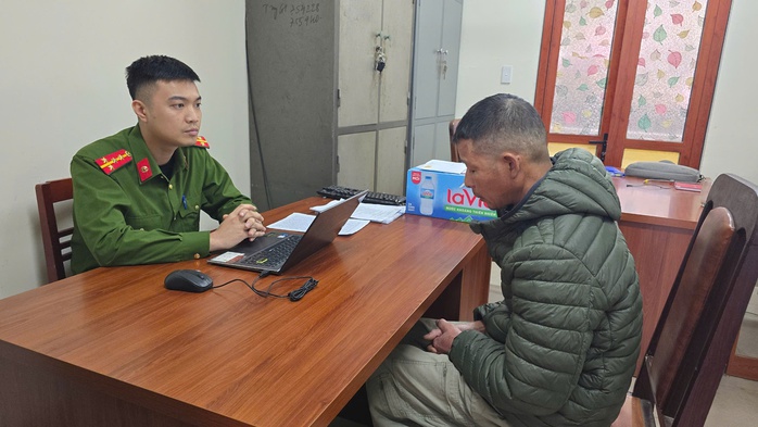 Vi phạm nồng độ cồn, cầm kéo đâm 2 CSCĐ bị thương- Ảnh 1. Vi phạm nồng độ cồn, cầm kéo đâm 2 CSCĐ bị thương- Ảnh 1.