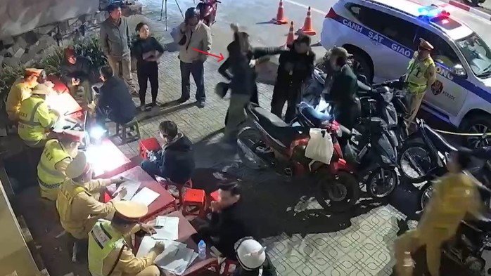 Vi phạm nồng độ cồn, cầm kéo đâm 2 CSCĐ bị thương- Ảnh 3. Vi phạm nồng độ cồn, cầm kéo đâm 2 CSCĐ bị thương- Ảnh 3.